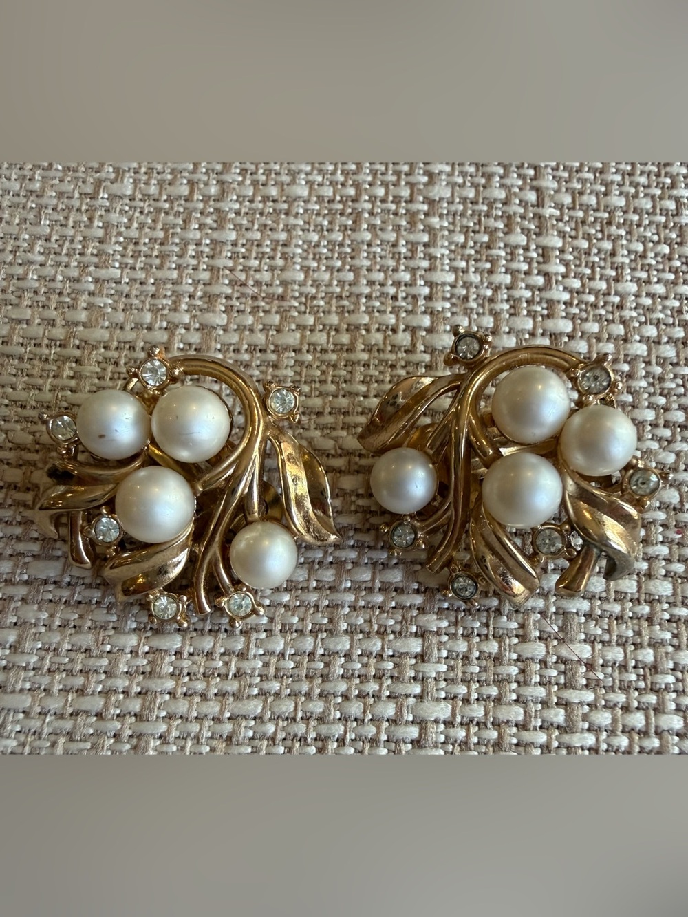 VTG Crown Trifari Gold Tone Faux Pearl Rhinestone Leaf Clip On Earrings